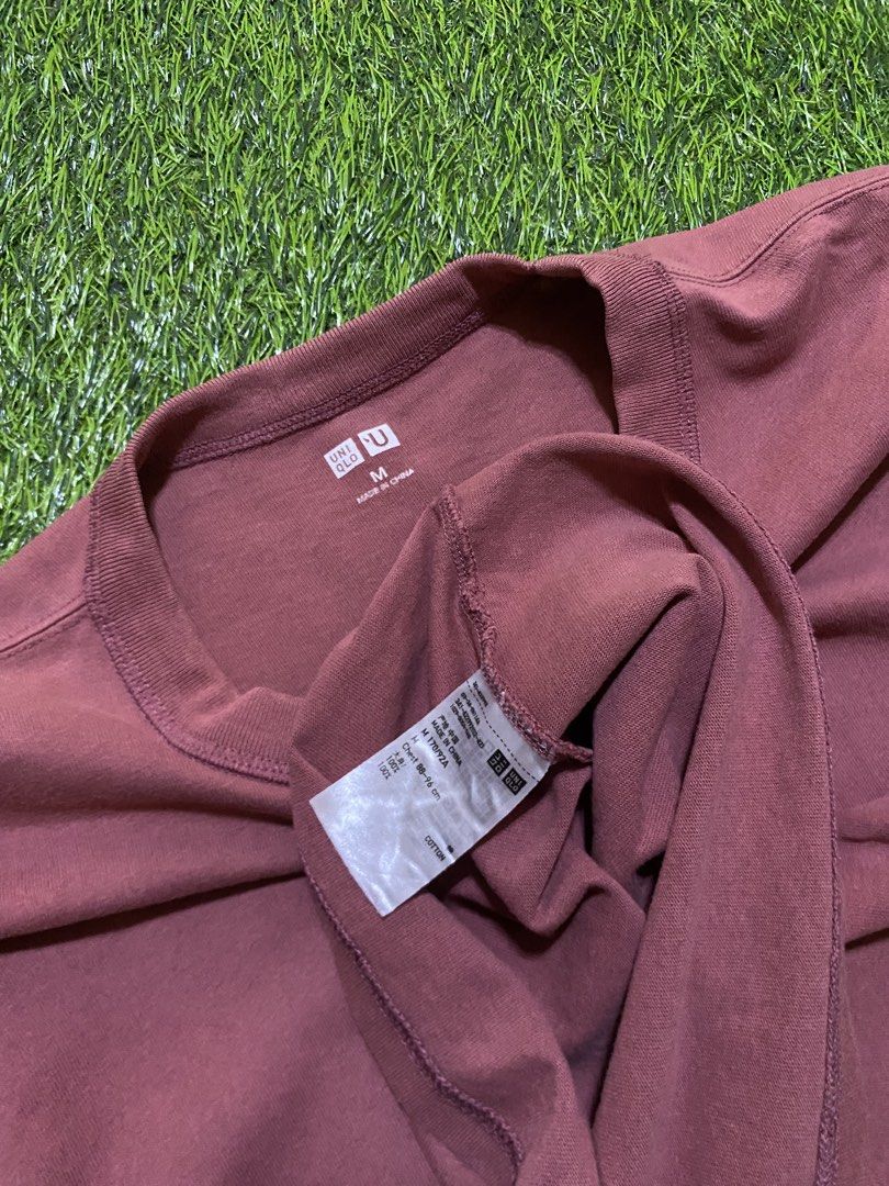 UNIQLO (Category: Tshirts & Polo Shirts ) located in Manila. Submitted by niftythrifttt (Listing ID 1466416065, Image 3). Description: UNIQLO SIZE M TO L WIDTH - 19.5 LENGTH - 27 COLOR RATE 9.5 EXCELLENT CONDI NO ISSUE.