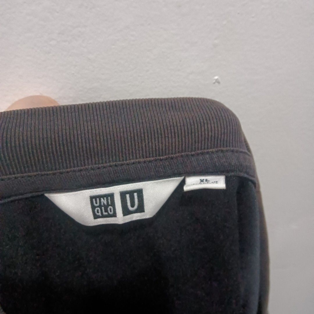 UNIQLO Airism Black (Category: Tshirts & Polo Shirts ) located in Caloocan City. Submitted by jaychingsss (Listing ID 1466460787, Image 3). Description: Uniqlo Airism Black - 80 25x27 Boxy Type Complete Tags Issue: Neckline Sunfade. Kayo na dumiskarte NEED WASH.