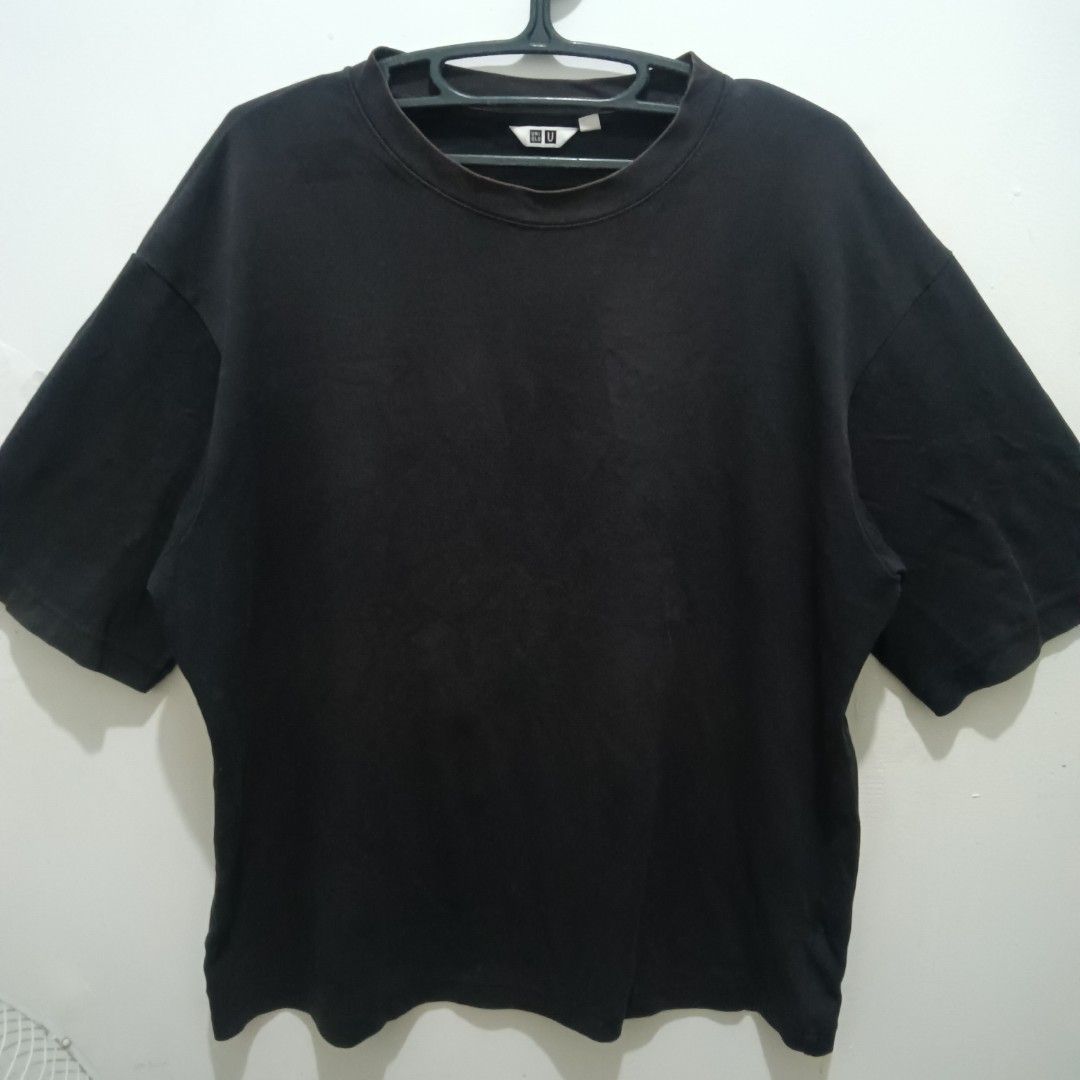 UNIQLO Airism Black (Category: Tshirts & Polo Shirts ) located in Caloocan City. Submitted by jaychingsss (Listing ID 1466460787, Image 1). Description: Uniqlo Airism Black - 80 25x27 Boxy Type Complete Tags Issue: Neckline Sunfade. Kayo na dumiskarte NEED WASH.