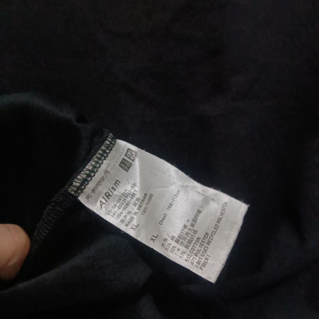 UNIQLO Airism Black (Category: Tshirts & Polo Shirts ) located in Caloocan City. Submitted by jaychingsss (Listing ID 1466460787, Image 2). Description: Uniqlo Airism Black - 80 25x27 Boxy Type Complete Tags Issue: Neckline Sunfade. Kayo na dumiskarte NEED WASH.