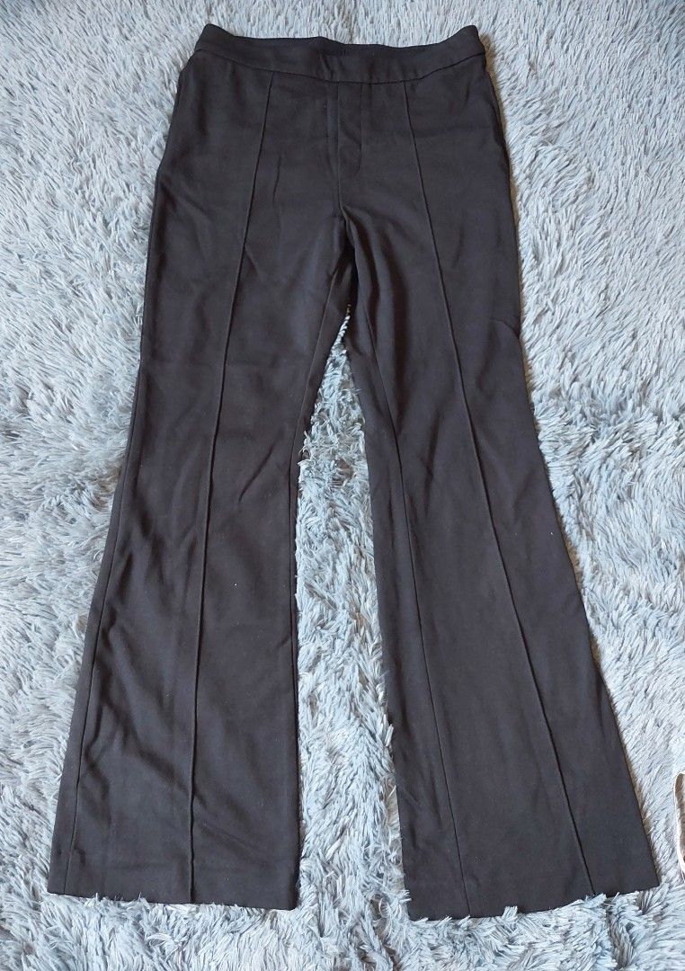 Uniqlo Black Flare Pants (Category: Jeans) located in Calasiao. Submitted by _annetastic_ (Listing ID 1466386761, Image 1). Description: - Brand: Uniqlo - Color: Black - Style: Flare pants with front seam details and side pockets - Size: M (26"-28") - Material: (comfortable & stretchy) - Condition: Clean, excellent, ready to wear.