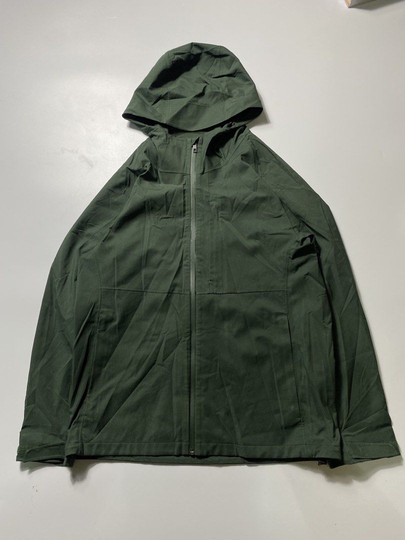 Uniqlo Blocktech Parka Green Olive Jacket (Category: Coats, Jackets and Outerwear) located in Tacloban City. Submitted by kanye_east1 (Listing ID 1466485067, Image 1). Description: Details 21 width 27 length M on tag 10/10 color rate Excellent To as new condition No issue.