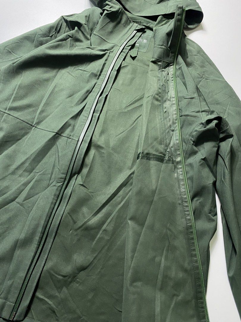 Uniqlo Blocktech Parka Green Olive Jacket (Category: Coats, Jackets and Outerwear) located in Tacloban City. Submitted by kanye_east1 (Listing ID 1466485067, Image 3). Description: Details 21 width 27 length M on tag 10/10 color rate Excellent To as new condition No issue.