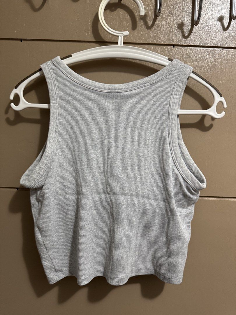 Uniqlo Bra Top (Category: Sleeveless) located in Pasay City. Submitted by declutterwyza (Listing ID 1466461525, Image 2). Description: Uniqlo Bra Top Large Grey color.