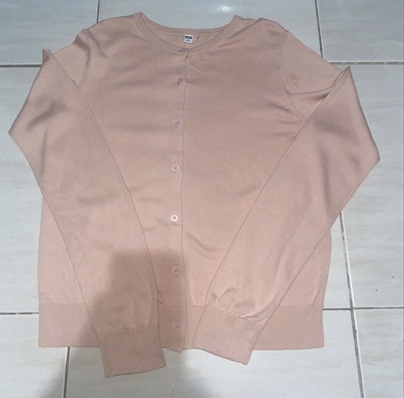 Uniqlo Cardigan - Size M (Category: Coats, Jackets and Outerwear) located in Rizal. Submitted by kenrick_2003 (Listing ID 1466360183, Image 2). Description: Uniqlo Cardigan Negotiable Size: Medium Measurements Length: 20 Width: 17 Condition: No issue, once lang nagamit.
