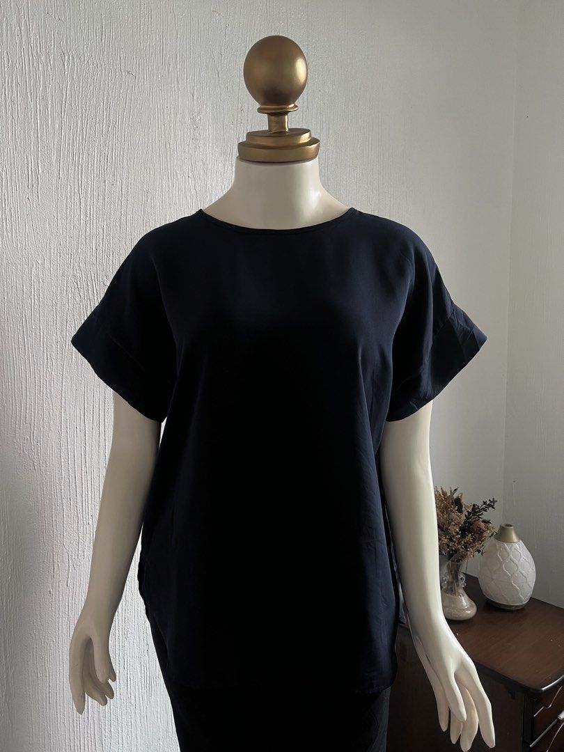 Uniqlo Drape Blouse (Category: Blouses) located in Amadeo. Submitted by mavmadel (Listing ID 1466390132, Image 3). Description: Gu by UNIQLO Drape Blouse -L on tag -fit up to xl -like new condition -color rate 10/10 : navy blue coloe Loc: cavite Courier: jnt 350 pesos.