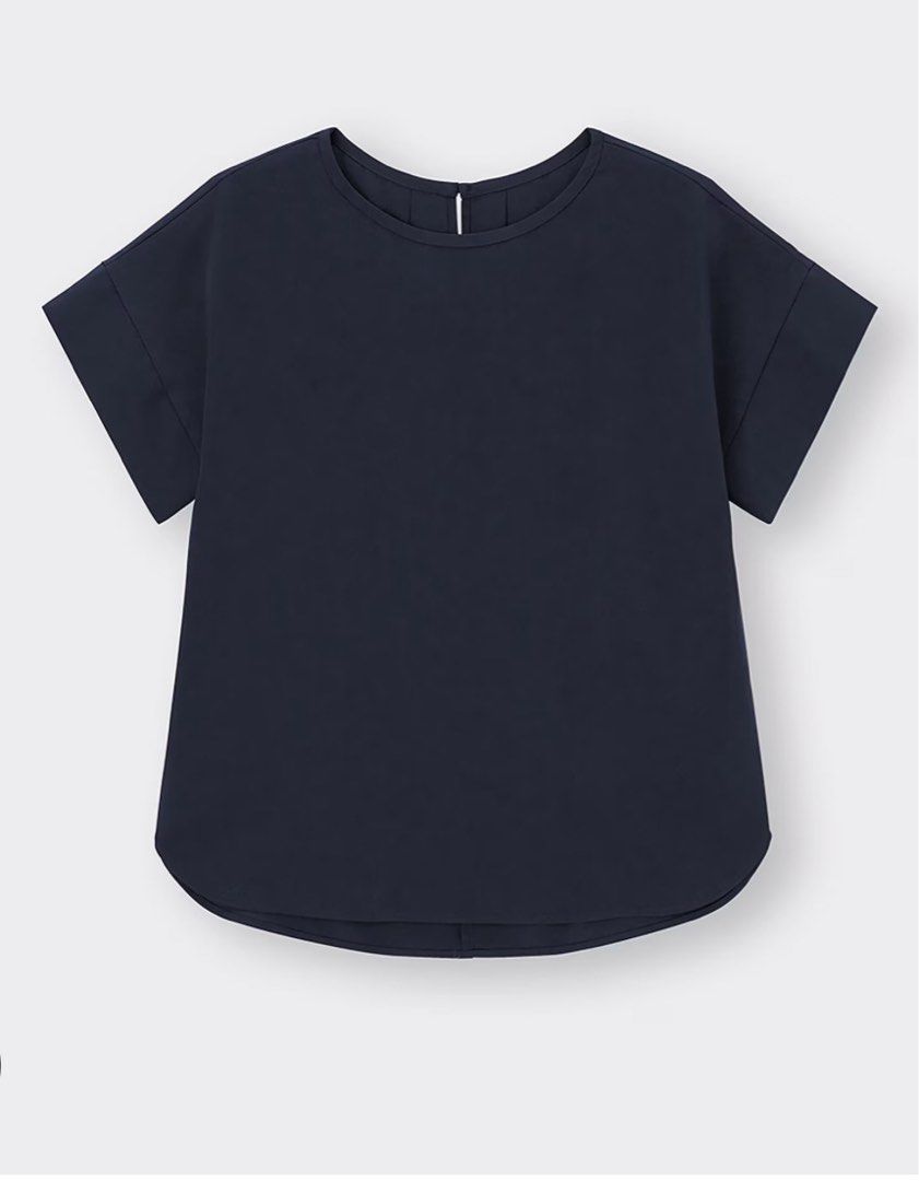 Uniqlo Drape Blouse (Category: Blouses) located in Amadeo. Submitted by mavmadel (Listing ID 1466390132, Image 2). Description: Gu by UNIQLO Drape Blouse -L on tag -fit up to xl -like new condition -color rate 10/10 : navy blue coloe Loc: cavite Courier: jnt 350 pesos.