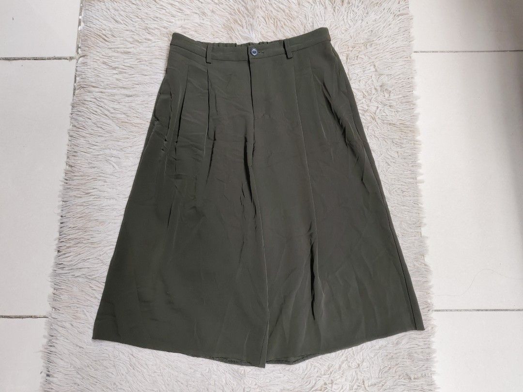 Uniqlo Gaucho Drape Pants (Category: Other Bottoms) located in Angeles City. Submitted by miss_independent01 (Listing ID 1466368754, Image 3). Description: Uniqlo Gaucho Drape Pants Color: Olive Width: 16 (Large on tag) Length: 27 MOP: Gcash ✅ Mine Now, Pay Now ✅ First to Pay, Gets the Item 📍 PAMPANGA Courier: JnT 🚚🚚 PM 💌💌.