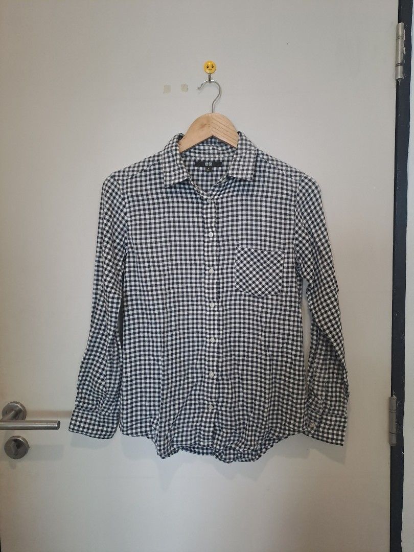Uniqlo gingham polo longsleve (Category: Longsleeves) located in Manila. Submitted by joanbalde39643 (Listing ID 1466439171, Image 1). Description: This is a UNIQLO women's long-sleeve gingham button-down shirt. It features a classic black and white checkered pattern, a standard collar, a single left chest pocket, and a curved hemline..