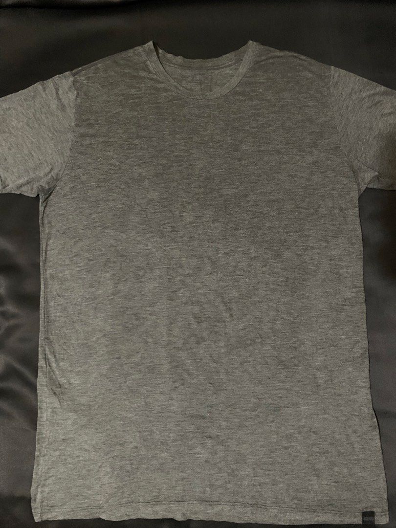 Uniqlo Heat Tech XL DarkGray (Category: Tshirts & Polo Shirts ) located in Manila. Submitted by deehumphrey (Listing ID 1466338097, Image 1). Description: Uniqlo HEAT TECH DarkGray Size XL on tag Round-neck Dimes W 22 - L 31.5.