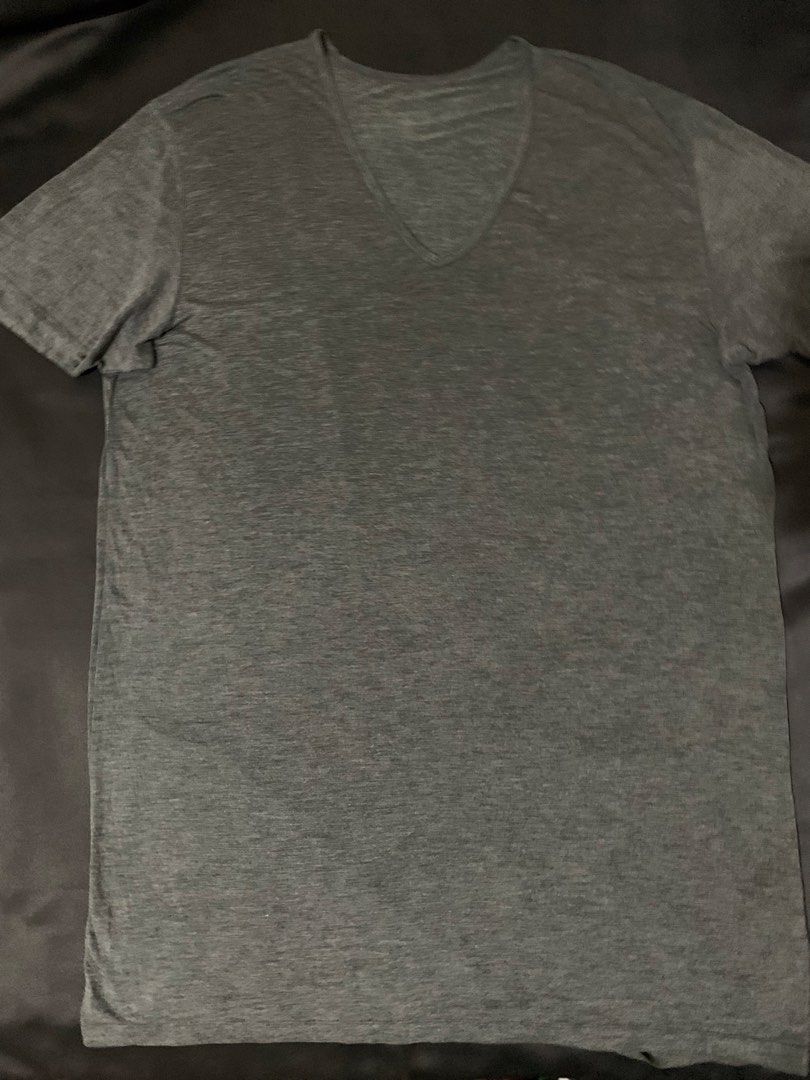 Uniqlo Heat Tech XL Vneck (Category: Tshirts & Polo Shirts ) located in Manila. Submitted by deehumphrey (Listing ID 1466338331, Image 1). Description: Uniqlo HEAT TECH DarkGray Size XL on tag V-neck Dimes W 23 - L 34.