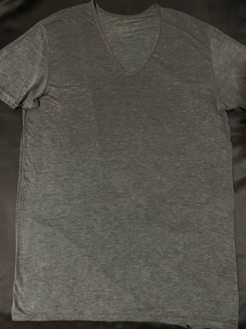 Uniqlo Heat Tech XL Vneck (Category: Tshirts & Polo Shirts ) located in Manila. Submitted by deehumphrey (Listing ID 1466338331, Image 2). Description: Uniqlo HEAT TECH DarkGray Size XL on tag V-neck Dimes W 23 - L 34.
