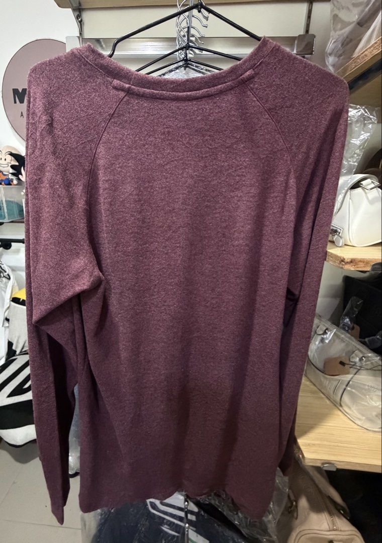 Uniqlo heattech sweatshirt (Category: Coats, Jackets and Outerwear) located in Pinamalayan. Submitted by danilotubero08 (Listing ID 1466434764, Image 2). Description: Xl on tag fits s-m W20L27.