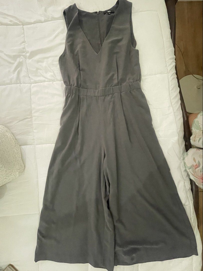 Uniqlo jumpsuit (Category: Announcements) located in Las Pinas. Submitted by silvader (Listing ID 1466348159, Image 2). Description: Brand new no tag Never used Gray in color Large With pockets.