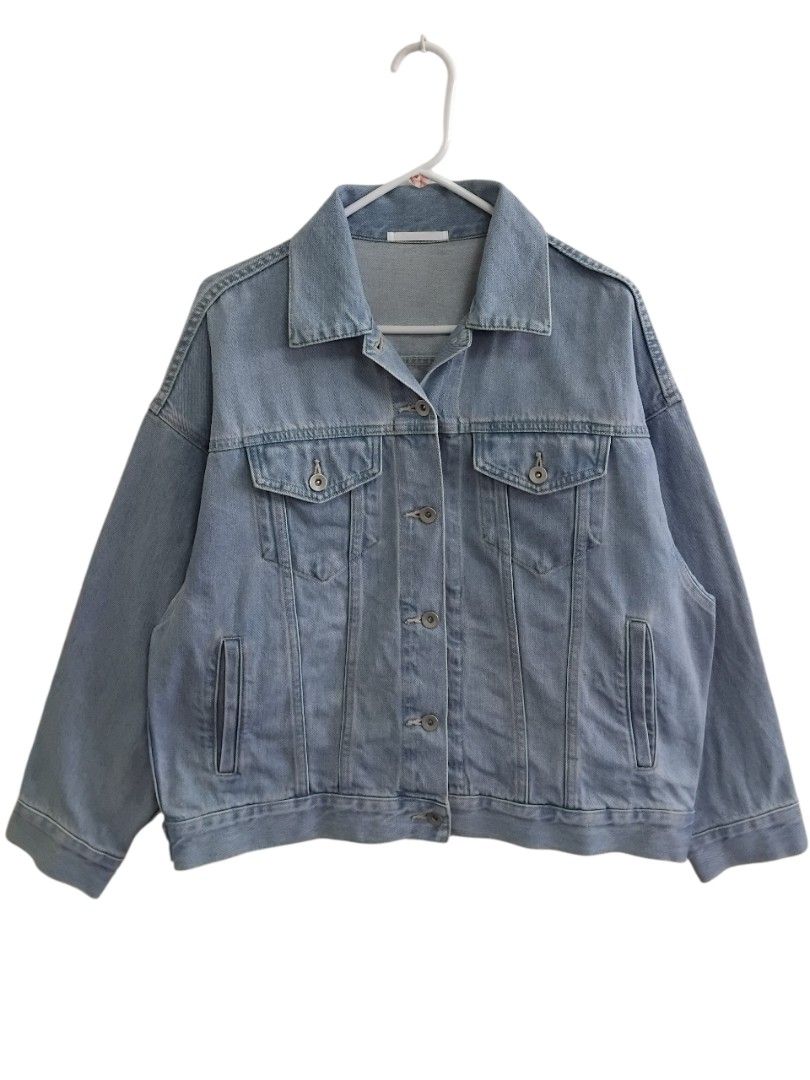 Uniqlo Light Washed Oversized Type III Denim Trucker Jacket (Category: Coats, Jackets and Outerwear) located in Pasig City. Submitted by hustlexcurate (Listing ID 1466417146, Image 1). Description: Uniqlo Light Washed Boxy Oversized Type 3 Denim Trucker Jacket Size MEDIUM Dimensions: 24X24.