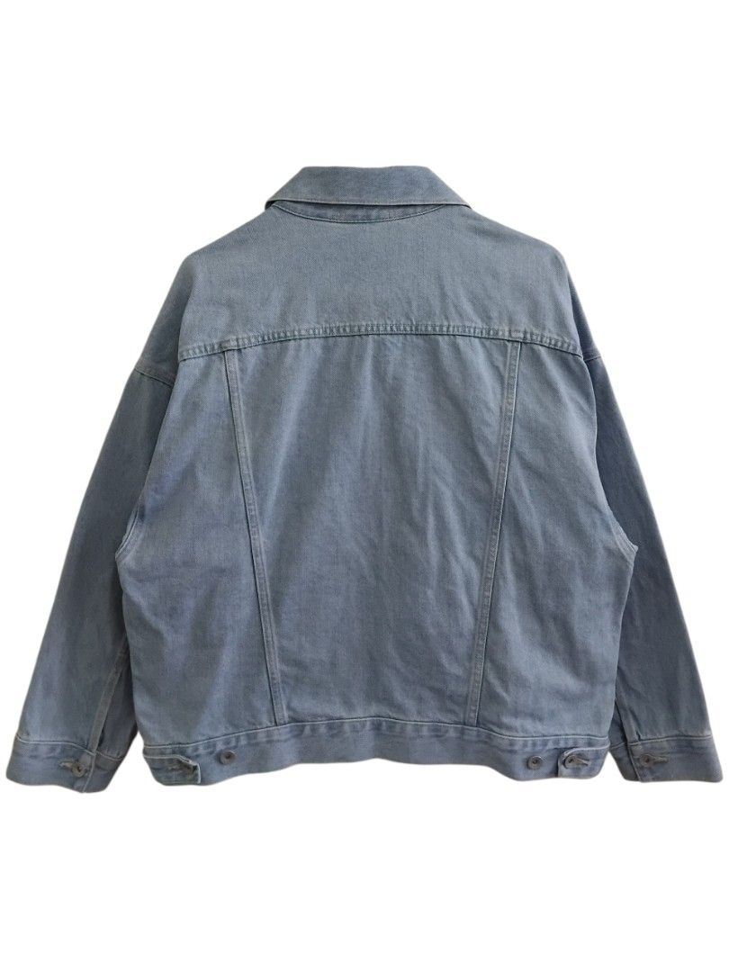 Uniqlo Light Washed Oversized Type III Denim Trucker Jacket (Category: Coats, Jackets and Outerwear) located in Pasig City. Submitted by hustlexcurate (Listing ID 1466417146, Image 3). Description: Uniqlo Light Washed Boxy Oversized Type 3 Denim Trucker Jacket Size MEDIUM Dimensions: 24X24.