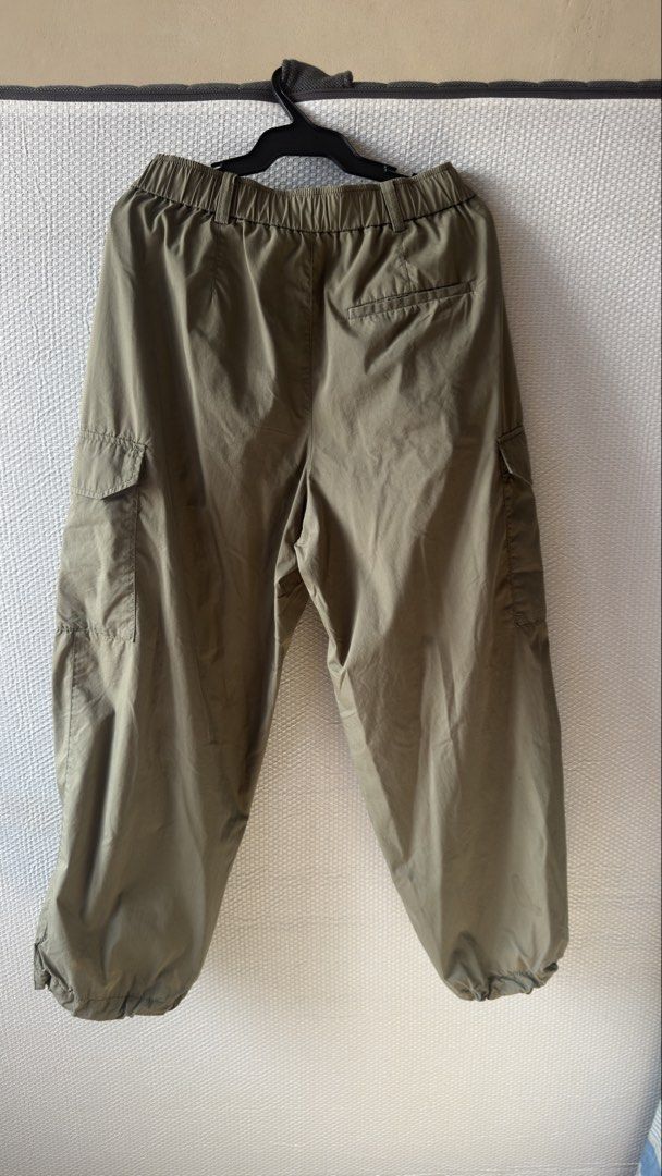 Uniqlo Olive Green Cargo Pants Size S (Category: Jeans) located in Quezon City. Submitted by QuintinZam (Listing ID 1466514204, Image 2). Description: - Brand: Uniqlo - Item: Utility Cargo Pants - Color: Olive Green - Size: S (Fits waist 60-66 cm, Hips 85-91 cm) - Material: 73% Cotton, 27% Nylon - Features: Elastic waistband with belt loops, multiple side cargo pockets, and adjustable cinched ankle cuffs - Fit: Relaxed fit, ideal for casual wear 