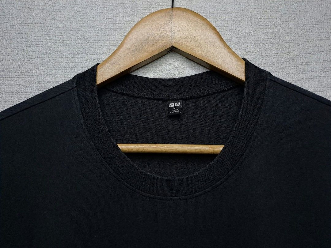 Uniqlo Plain Black Split Hem (Category: Tshirts & Polo Shirts ) located in Manila. Submitted by yaseen__73 (Listing ID 1466557497, Image 3). Description: Uniqlo Split Hem Plain Black for Men Cotton 💯 Wearing Size : Medium on Tag Dimensions : See Photo Color Rate : 9.5/10 No Issue Ready to Wear 350.00 Shipped or Best Offer J&T or Lalamove G C A S H B A N K T R A N S F E R Seller's Location : 📍Brgy. Pansol, Q.C.