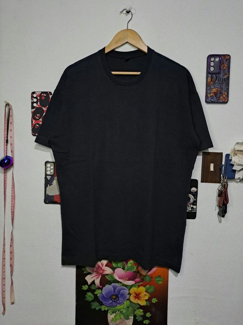 Uniqlo Plain Black Split Hem (Category: Tshirts & Polo Shirts ) located in Manila. Submitted by yaseen__73 (Listing ID 1466557497, Image 1). Description: Uniqlo Split Hem Plain Black for Men Cotton 💯 Wearing Size : Medium on Tag Dimensions : See Photo Color Rate : 9.5/10 No Issue Ready to Wear 350.00 Shipped or Best Offer J&T or Lalamove G C A S H B A N K T R A N S F E R Seller's Location : 📍Brgy. Pansol, Q.C.