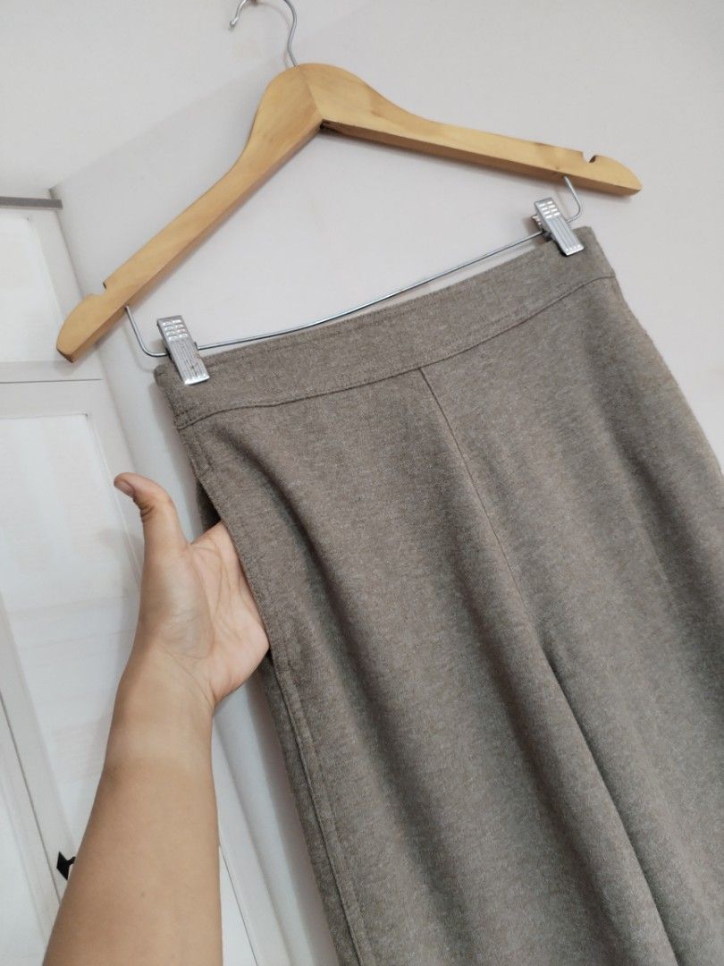 Uniqlo pull on pants (Category: Skirts) located in Lucena. Submitted by styleddsc (Listing ID 1466368495, Image 3). Description: .