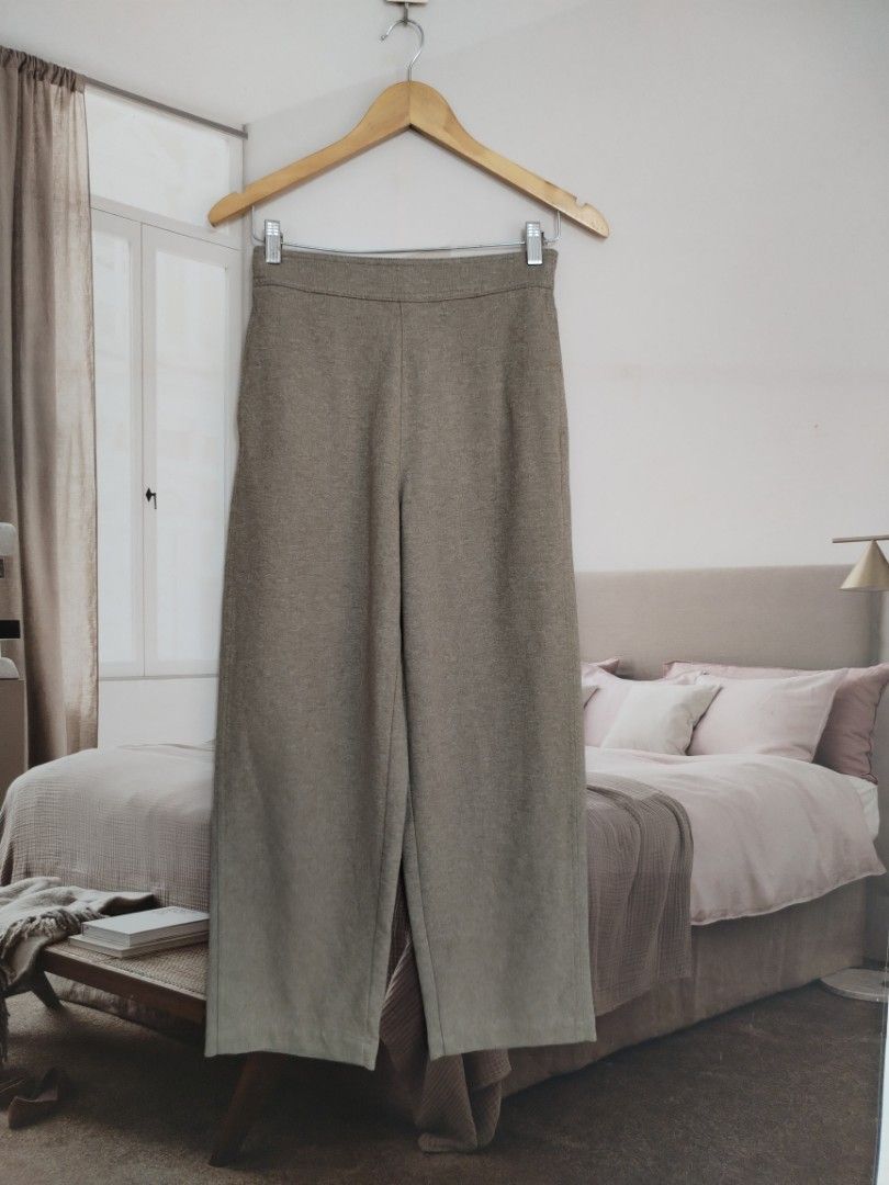 Uniqlo pull on pants (Category: Skirts) located in Lucena. Submitted by styleddsc (Listing ID 1466368495, Image 2). Description: .