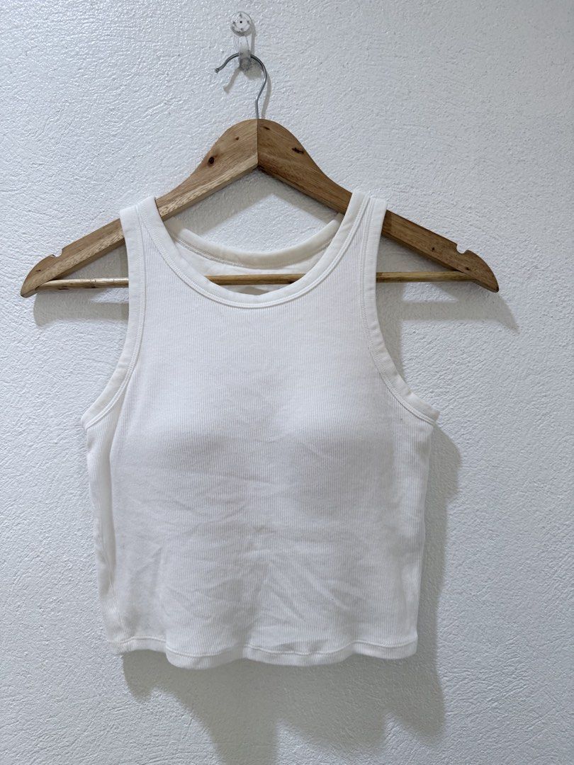 UNIQLO Ribbed Cropped padded top (Category: Sleeveless) located in Quezon City. Submitted by uniqcollections (Listing ID 1466404796, Image 3). Description: Like new white color Medium size with paddings no need to wear bra can fit 32- 34" bust size last price posted! MOP- gcash Delivery- grab/lalamove/j&t .