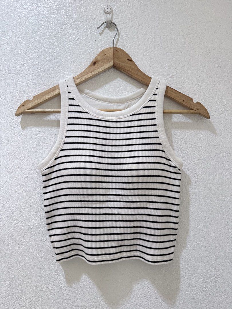 UNIQLO Ribbed Cropped Padded top (Category: Sleeveless) located in Quezon City. Submitted by uniqcollections (Listing ID 1466405368, Image 2). Description: Like new Medium size with paddings no need to wear bra can fit 32- 34" bust size last price posted! MOP- gcash Delivery- grab/lalamove/j&t .