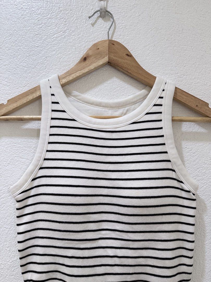 UNIQLO Ribbed Cropped Padded top (Category: Sleeveless) located in Quezon City. Submitted by uniqcollections (Listing ID 1466405368, Image 3). Description: Like new Medium size with paddings no need to wear bra can fit 32- 34" bust size last price posted! MOP- gcash Delivery- grab/lalamove/j&t .