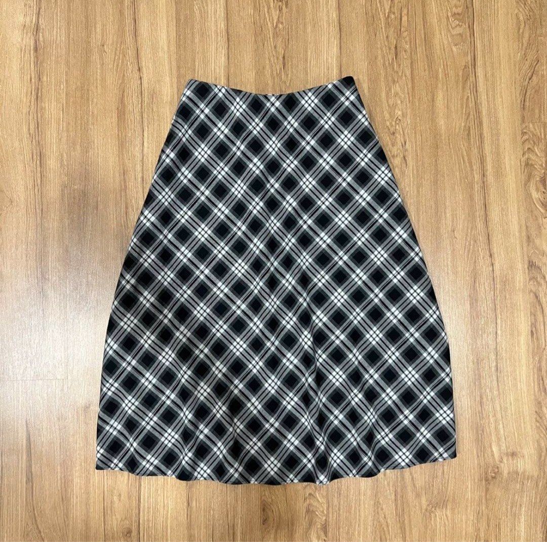 Uniqlo SALE! (Category: Skirts) located in Muntinlupa City. Submitted by shopblank (Listing ID 1466445870, Image 1). Description: - Classic black and white plaid midi skirt - High-waisted A-line cut with a chic diagonal checkered pattern - Smooth, great-draping fabric - Easy to pair with solid tops and sweaters - Perfect for both casual outings and workwear.