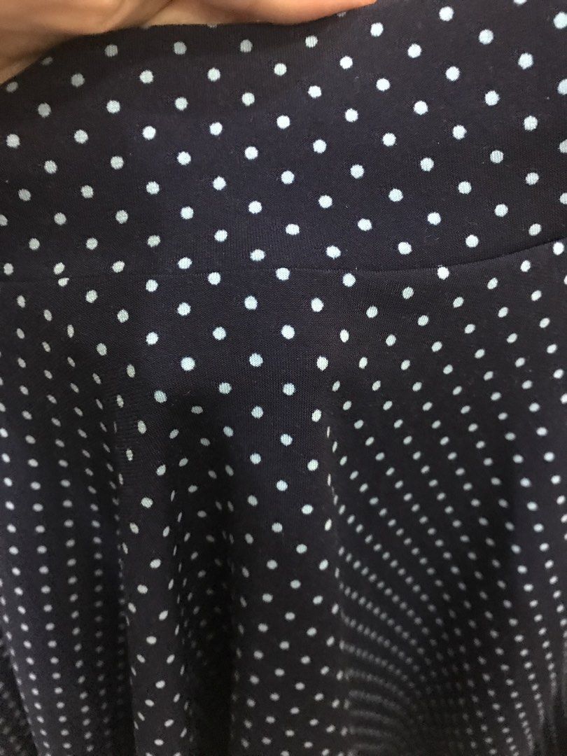 Uniqlo skirt (Category: Skirts) located in Mandaluyong City. Submitted by thegfstore (Listing ID 1466370522, Image 2). Description: -Flowy skirt -Comfy and stylish -Garterized waistband.