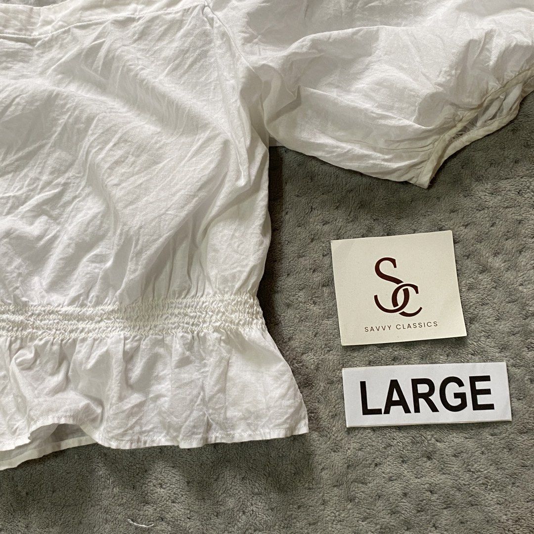 Uniqlo white top (Category: Blouses) located in Ajuy. Submitted by savvyclassics (Listing ID 1466353439, Image 3). Description: .
