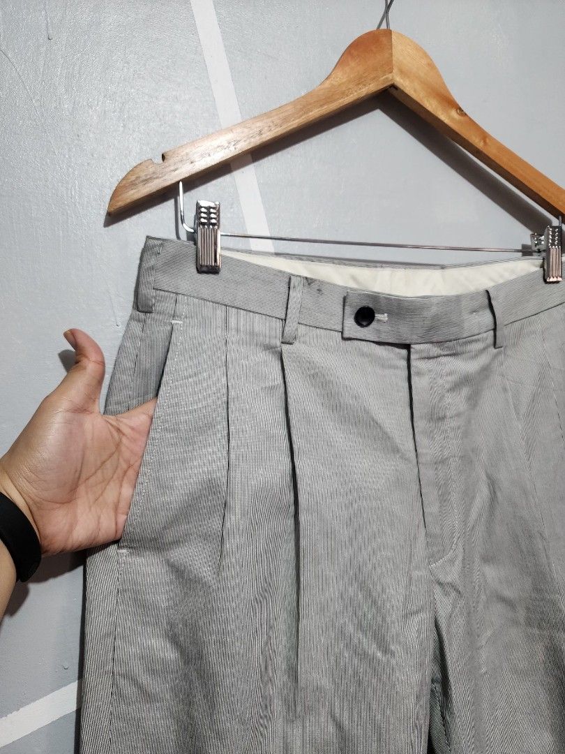 UNIQLO WIDE PLEATED PANTS (Category: Trousers) located in General Trias. Submitted by ksclothingbyjuy (Listing ID 1466504971, Image 2). Description: size: 30-32 length: 39 Like New No Issue.