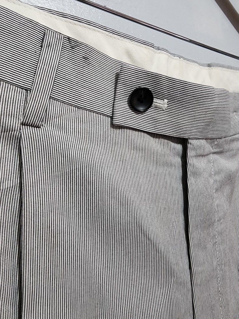 UNIQLO WIDE PLEATED PANTS (Category: Trousers) located in General Trias. Submitted by ksclothingbyjuy (Listing ID 1466504971, Image 3). Description: size: 30-32 length: 39 Like New No Issue.