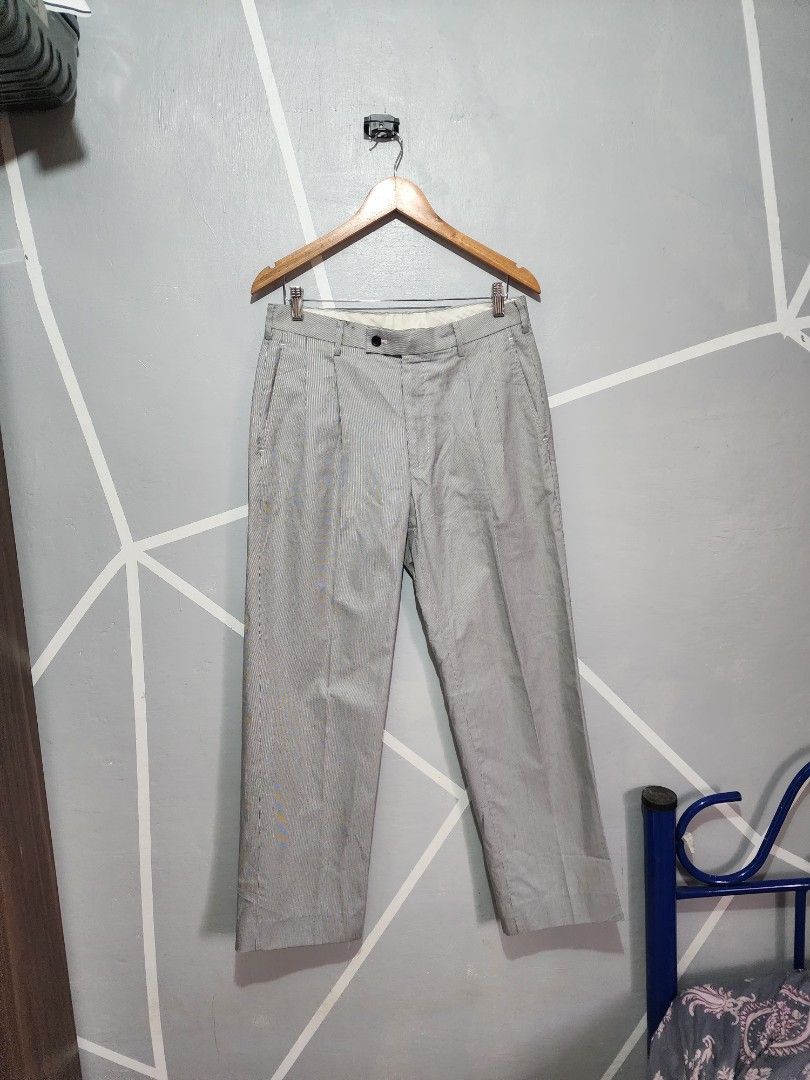 UNIQLO WIDE PLEATED PANTS (Category: Trousers) located in General Trias. Submitted by ksclothingbyjuy (Listing ID 1466504971, Image 1). Description: size: 30-32 length: 39 Like New No Issue.