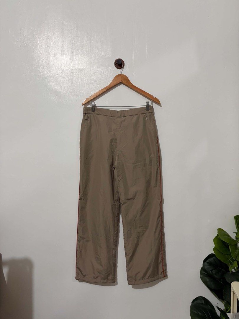 (SOLD) Uniqlo windproof fleece lined pants (Category: Other Bottoms) located in Quezon City. Submitted by gothrifty28 (Listing ID 1466481467, Image 1). Description: Uniqlo windproof fleece lined pants 𝙎𝙞𝙯𝙚: Large (Unisex) 𝘾𝙤𝙣𝙙𝙞𝙩𝙞𝙤𝙣: Like new✨ 🏷️550 📍 𝙇𝙤𝙘𝙖𝙩𝙞𝙤𝙣: Quirino Province 🚛 𝘾𝙤𝙪𝙧𝙞𝙚𝙧: J&T Express / JRS Express 💳 𝙁𝙞𝙧𝙨𝙩 𝙩𝙤 𝙥𝙖𝙮, 𝙜𝙚𝙩𝙨 𝙩𝙝𝙚 𝙞𝙩𝙚𝙢 ⚠️ 𝙉𝙤 𝙍𝙚𝙩𝙪𝙧𝙣/𝙍𝙚𝙛𝙪𝙣𝙙 🚫 𝙉𝙊 𝙏𝙊 𝙄𝙍�