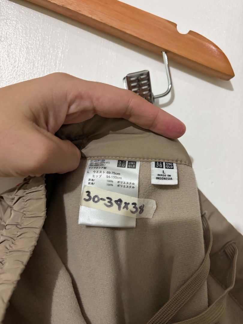 (SOLD) Uniqlo windproof fleece lined pants (Category: Other Bottoms) located in Quezon City. Submitted by gothrifty28 (Listing ID 1466481467, Image 2). Description: Uniqlo windproof fleece lined pants 𝙎𝙞𝙯𝙚: Large (Unisex) 𝘾𝙤𝙣𝙙𝙞𝙩𝙞𝙤𝙣: Like new✨ 🏷️550 📍 𝙇𝙤𝙘𝙖𝙩𝙞𝙤𝙣: Quirino Province 🚛 𝘾𝙤𝙪𝙧𝙞𝙚𝙧: J&T Express / JRS Express 💳 𝙁𝙞𝙧𝙨𝙩 𝙩𝙤 𝙥𝙖𝙮, 𝙜𝙚𝙩𝙨 𝙩𝙝𝙚 𝙞𝙩𝙚𝙢 ⚠️ 𝙉𝙤 𝙍𝙚𝙩𝙪𝙧𝙣/𝙍𝙚𝙛𝙪𝙣𝙙 🚫 𝙉𝙊 𝙏𝙊 𝙄𝙍�