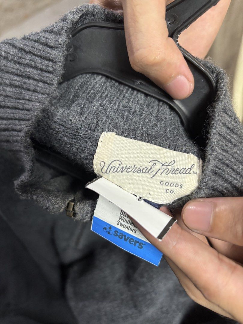 Universal Thread turtle neck knitted jacket (Category: Coats, Jackets and Outerwear) located in Pila. Submitted by isabelasthriftclothes (Listing ID 1466477410, Image 2). Description: .