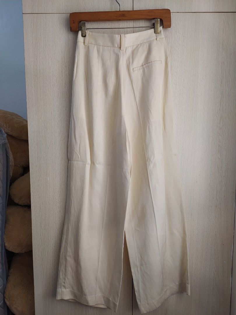 URBAN REVIVO Pants (Category: Other Bottoms) located in Bacoor. Submitted by lieze (Listing ID 1466446252, Image 3). Description: high waist fit 25-26 waistline in pastel yellow color.