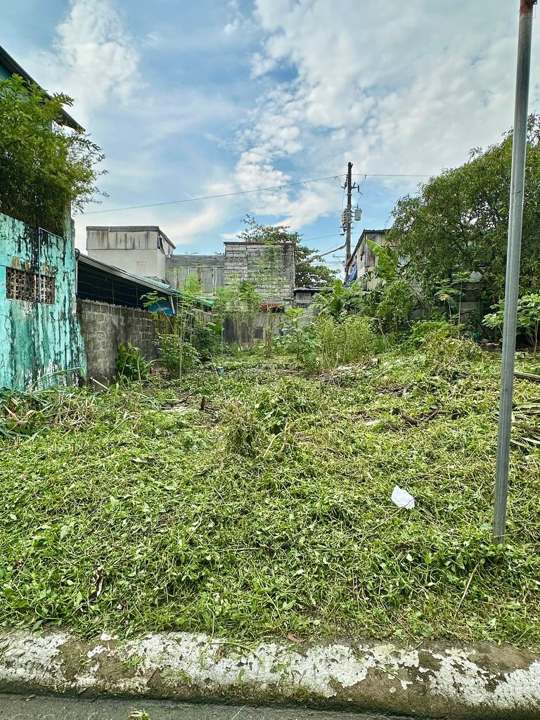 Vacant lot residential land in Alabang South Very Close to EVIA Mall!! (Category: Lot) located in Calamba. Submitted by clearoutbyc (Listing ID 1466470124, Image 1). Description: JADE HEIGHTS | CLEAN TITLE | CASH BUYERS ONLY 📍 Prime Location in Muntinlupa (Alabang South) 📐 Lot Area: 240 sqm 💰 Asking Price: ₱6M (CASH) Buyer pays for all expenses 📄 Clean Title 🌟 PRIME LOCATION. EXCELLENT INVESTMENT POTENTIAL. Located in a strategic and highly 