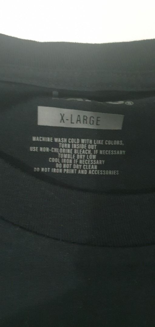Vans Black Graphic T-Shirt (Category: Tshirts & Polo Shirts ) located in Quezon City. Submitted by sk8ter13 (Listing ID 1466439453, Image 3). Description: - Brand: Vans - Color: Solid Black - Size: Extra Large (XL) - Fit: Short sleeve, comfortable daily wear - Details: Small chest logo graphic near left collar - Comfort: Tagless design with instructions printed inside collar - Condition: Clean surface, great skate style.