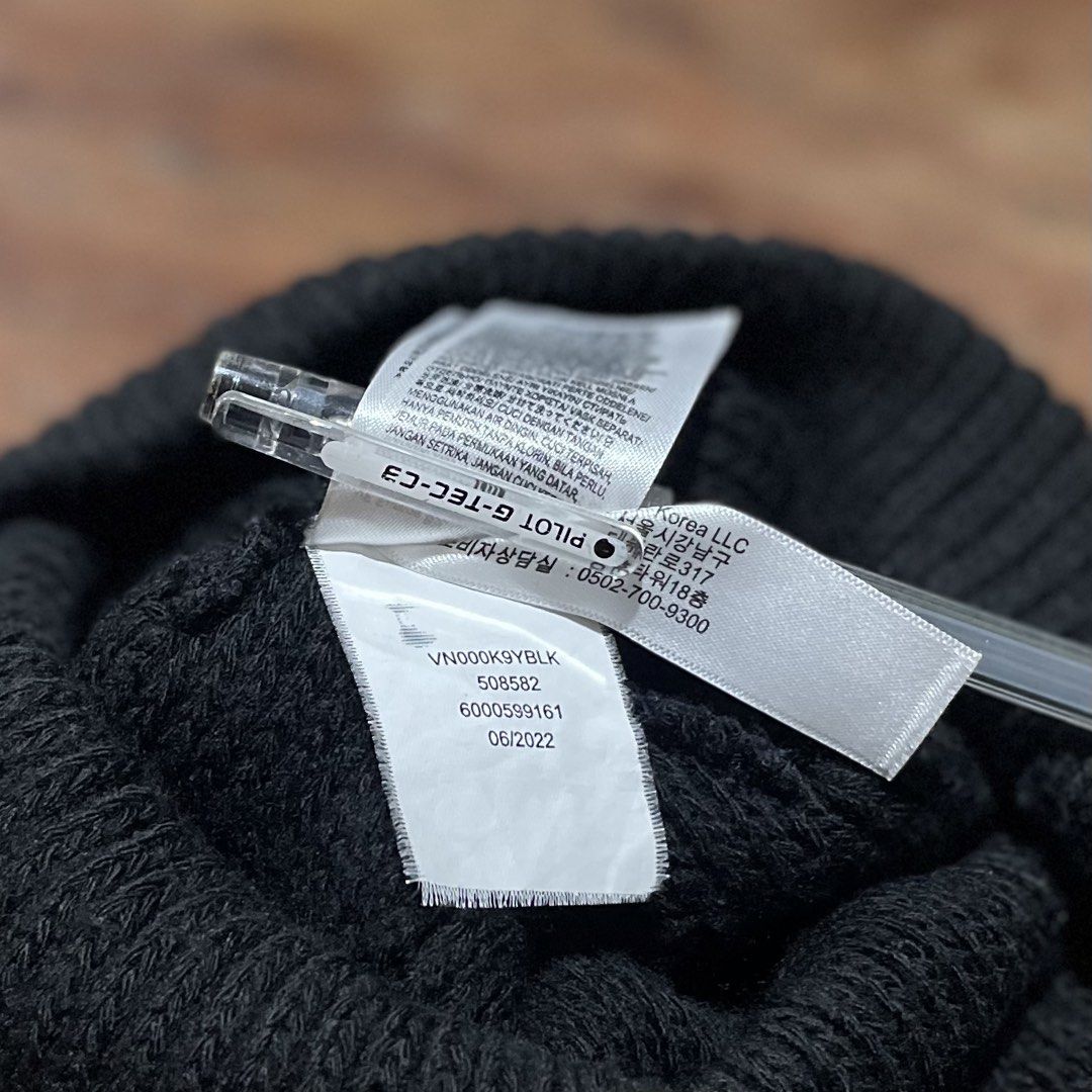 Vans Core Basics Beanie (Category: Beanies) located in Pandi. Submitted by 28hundreds (Listing ID 1466453366, Image 3). Description: Vans Core Basics Beanie OSFA (one size fits all) excellent condition, authentic see detailed pics to appreciate the piece thank you. - 400 +sf bulacan.