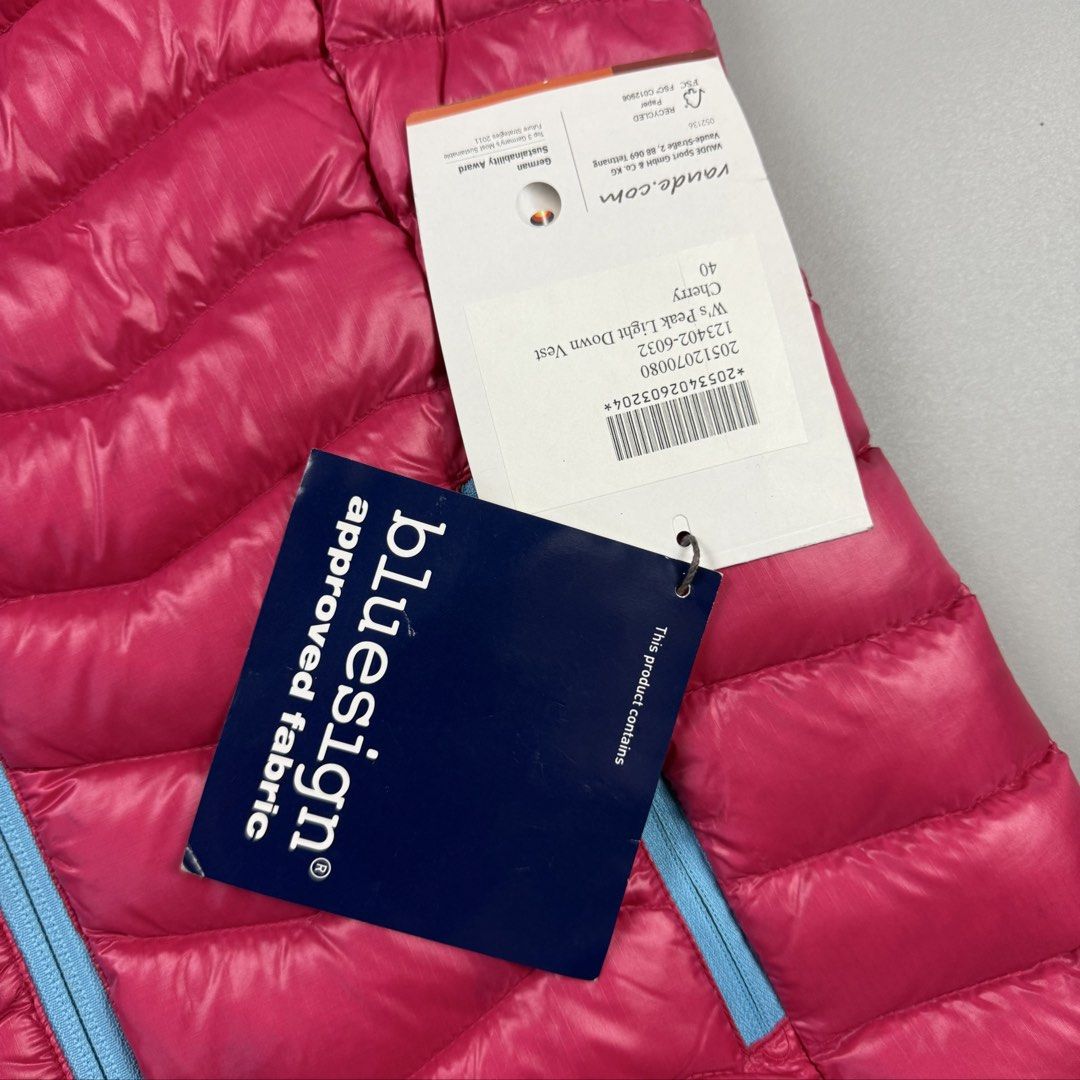 Vaude peak light puffer vest (Category: Coats, Jackets and Outerwear) located in Cavite. Submitted by epiboie (Listing ID 1466426540, Image 2). Description: Vaude puffer vest packable Size 40 ( small) 19x24 Color rate: 9.5/10 excellent condition No issue.