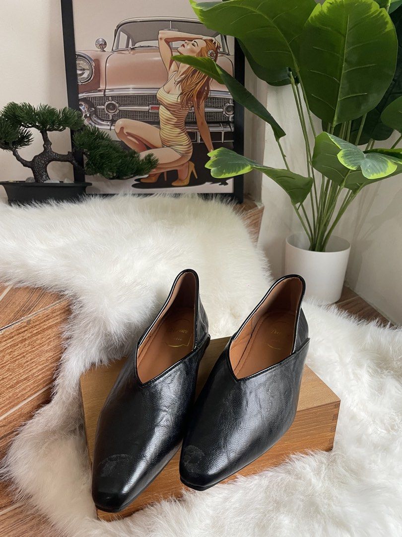 V-Cut Pointed-Toe Flats (Category: Flats & Sandals) located in Bulacan. Submitted by johnivanqu27099 (Listing ID 1466460968, Image 1). Description: V-Cut Pointed-Toe Flats • Size: EU 38 • Brand New • With box • Price: ₱899 — negotiable for sure buyer • PM if interested.