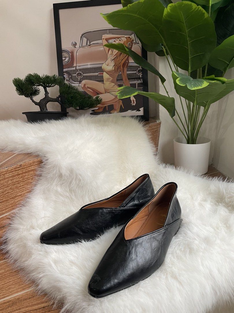 V-Cut Pointed-Toe Flats (Category: Flats & Sandals) located in Bulacan. Submitted by johnivanqu27099 (Listing ID 1466460968, Image 3). Description: V-Cut Pointed-Toe Flats • Size: EU 38 • Brand New • With box • Price: ₱899 — negotiable for sure buyer • PM if interested.