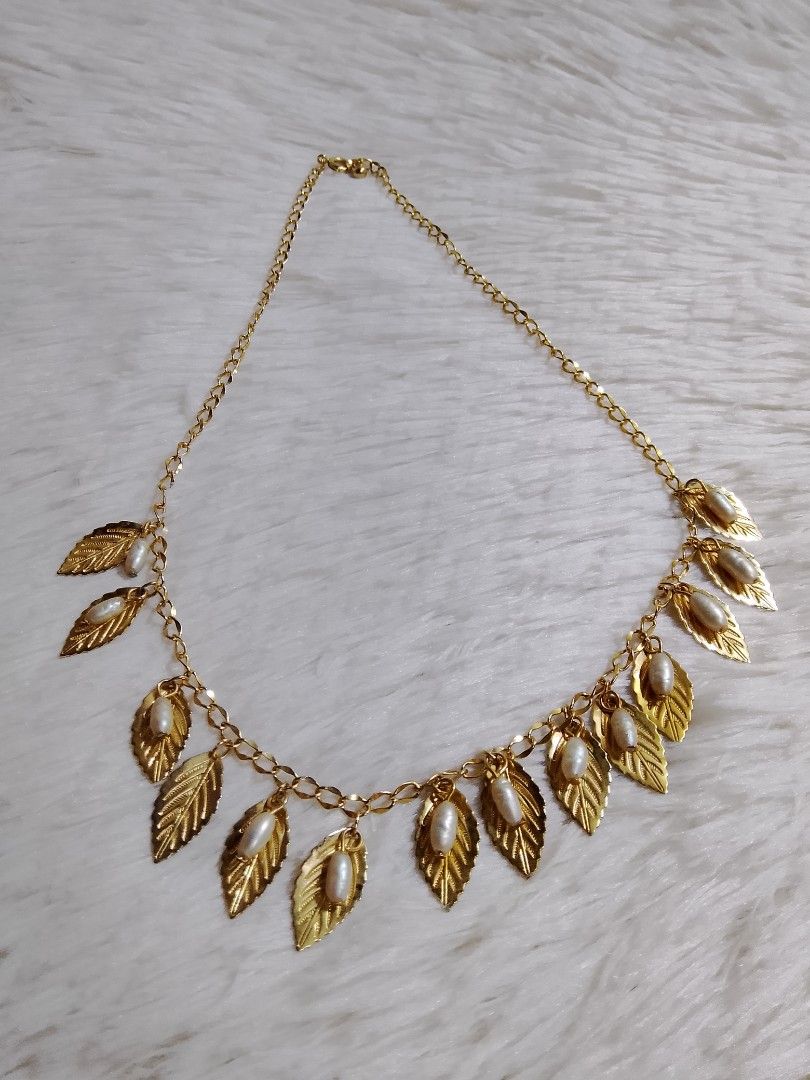 vintage (Category: Necklaces) located in Manila. Submitted by jym008 (Listing ID 1466537641, Image 1). Description: Not real pearl but this is vintage necklace super nice in person 480+sf loc: manila.