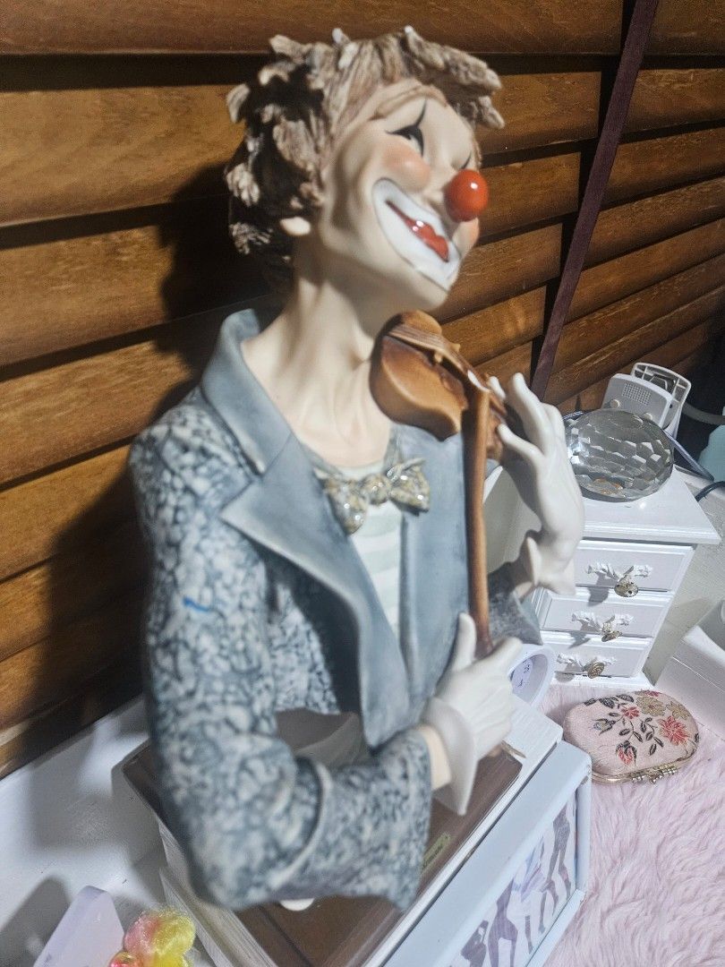 Vintage Armani Clown (Category: Figurines & Statues) located in Antipolo. Submitted by pengzkibus-92087 (Listing ID 1466541733, Image 3). Description: Porcelain clown figurine playing a violin by artist Giuseppe Armani. Detailed sculpting with textured hair, patterned jacket, and white gloves. Mounted on a wooden base with a brass plaque. Limited edition piece numbered 35 out of 5000, signed on the back of the neck. Stands securely on display bas