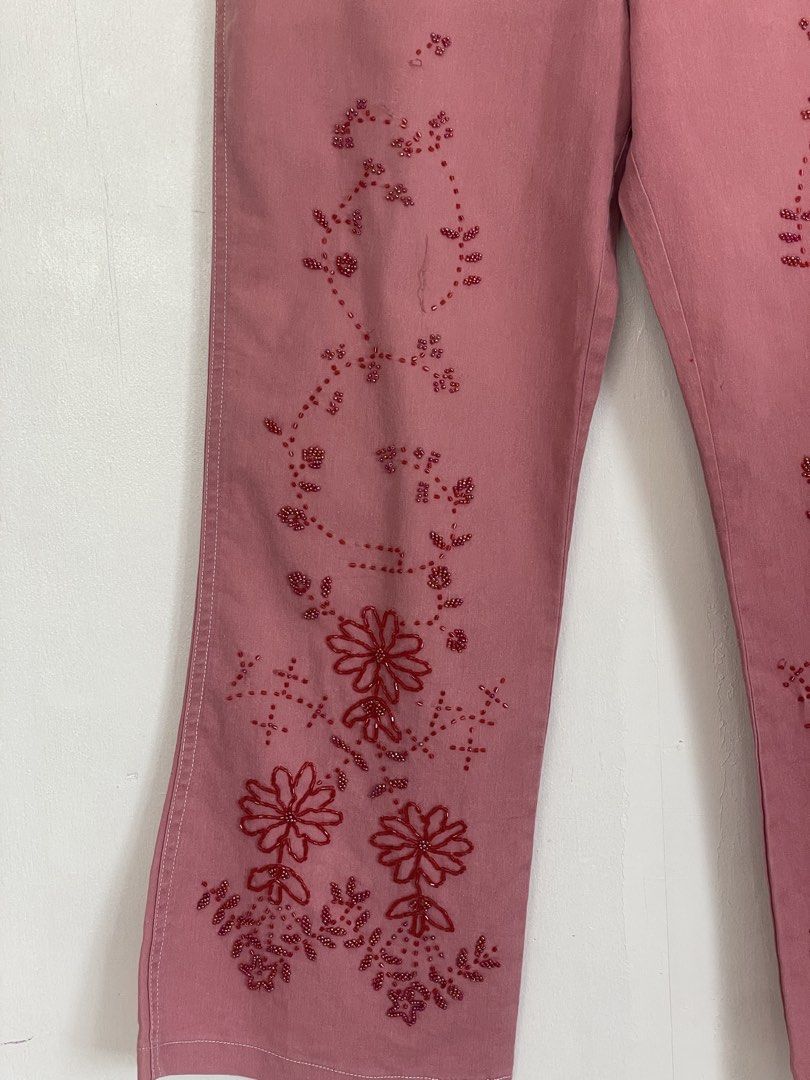 Vintage Atelier Beaded Capri Pants (Category: Other Bottoms) located in Tuguegarao City. Submitted by ziggerryy (Listing ID 1466395017, Image 3). Description: No hole. Minimal loose threads W29-31 L32 Super ganda😍 Strechable and soft material ‼️PASS TO LOWBALLERS‼️.