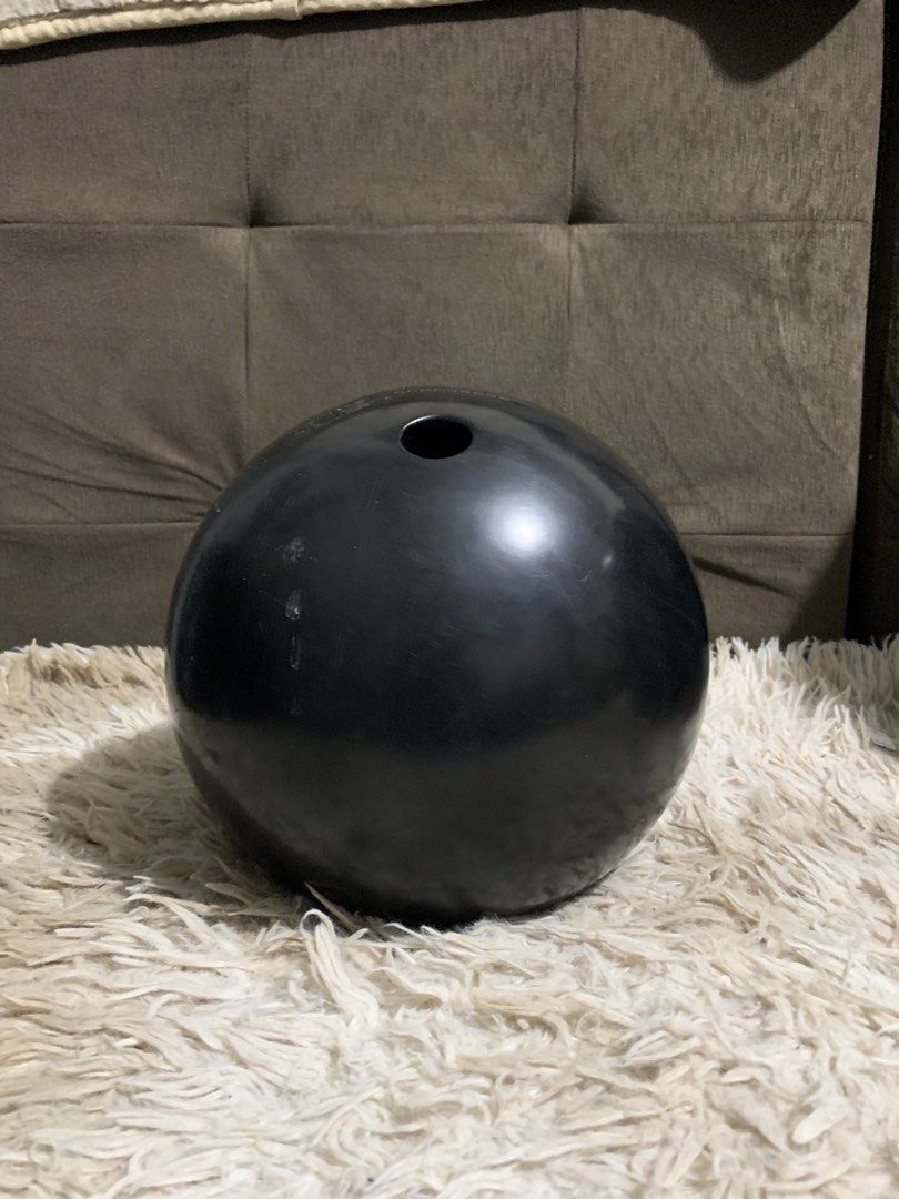 vintage black Jubilee Silver bowling ball (Category: Billiards and Bowling) located in San Fernando. Submitted by ela_angeles.21 (Listing ID 1466502432, Image 2). Description: -good condition -with bag (mahirap lang iclose zipper) -japan surplus .
