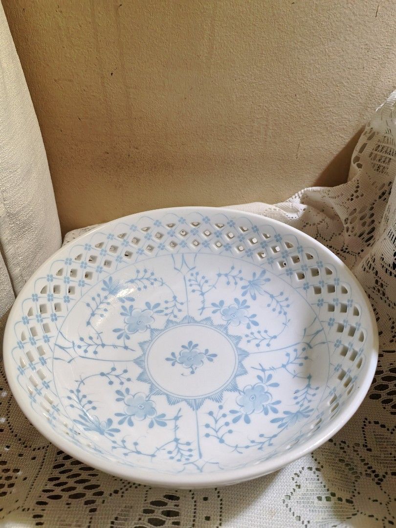 Vintage ceramic bowl 8.5x3" light blue pattern (Category: Dinnerware & Cutlery) located in Manila. Submitted by luckycharm_215 (Listing ID 1466486620, Image 1). Description: used good.