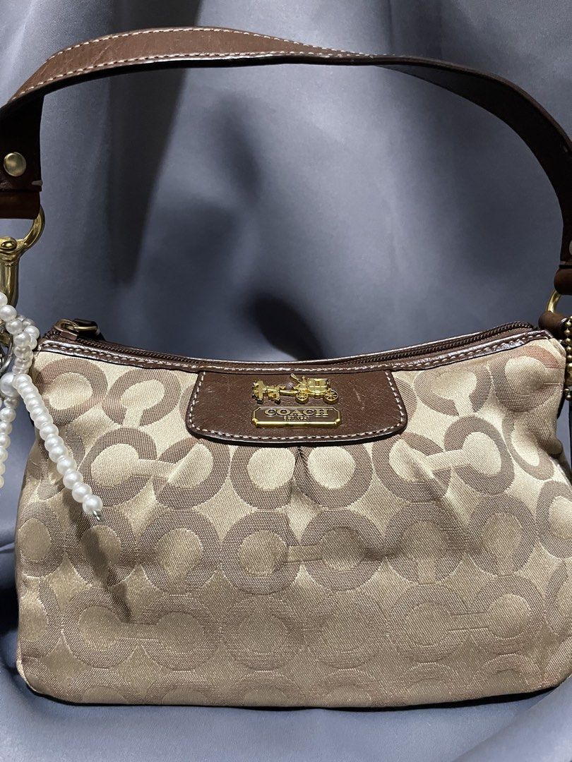 Vintage Coach Killybag (Category: Luxury Bags & Wallets) located in Davao. Submitted by harryybane90592 (Listing ID 1466423106, Image 3). Description: .